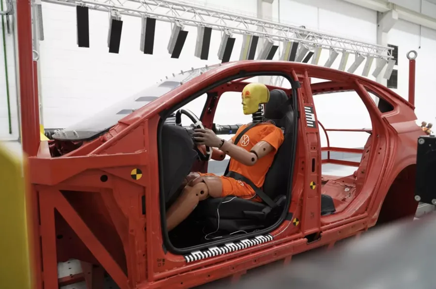 A engenharia demonstrou o laboratório de atropelamento, onde um boneco que representa uma criança de três anos atinge o capô. A área deformável absorve o impacto e minimiza danos físicos em acidentes reais.