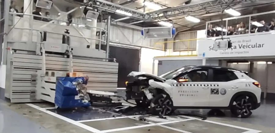 O Tera passou por testes de frenagem automática conduzidos por robôs para garantir precisão e repetibilidade. A simulação reproduziu um veículo parado e mostrou a atuação rápida do sistema.