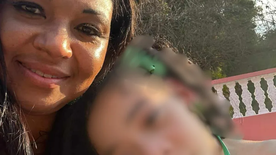 Luzia e sua mãe, que luta por condições melhores em Francisco Morato.