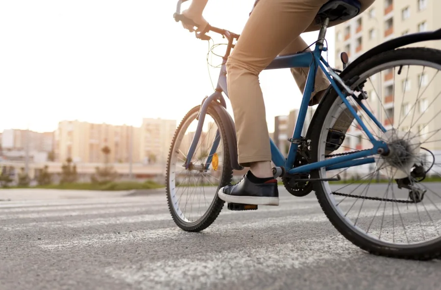 Em vigor desde 2021, a lei do ciclista exige 1,5 m de distância e redução de velocidade na ultrapassagem, prevê multa, pontos na CNH e muda a convivência entre carros e bicicletas.