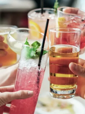 Ressaca não é azar: o que seu fígado revela sobre pós-festa?