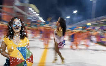 Carnaval 2026 chega sem feriado nacional e muda a vida de quem vai pegar estrada ou cair no bloco