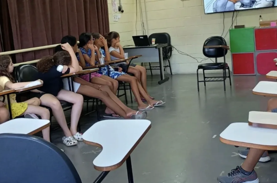 As vagas variam por turma: há 20 para balé, 24 para games e informática kids, e apenas 12 para informática profissional. A lotação é limitada e por ordem de procura.