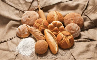 Dia Mundial do Pão: a data que celebra o “para toda obra” e mexe com a rotina, a fé e o bolso