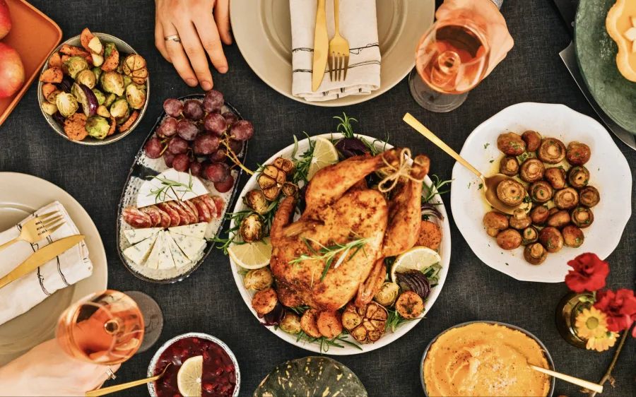 No recorte apresentado, a data aparece como encontro entre fé, cultura e convivência familiar, com a alimentação deixando de ser coadjuvante para funcionar como elemento que organiza a rotina da casa, da compra ao momento de servir.