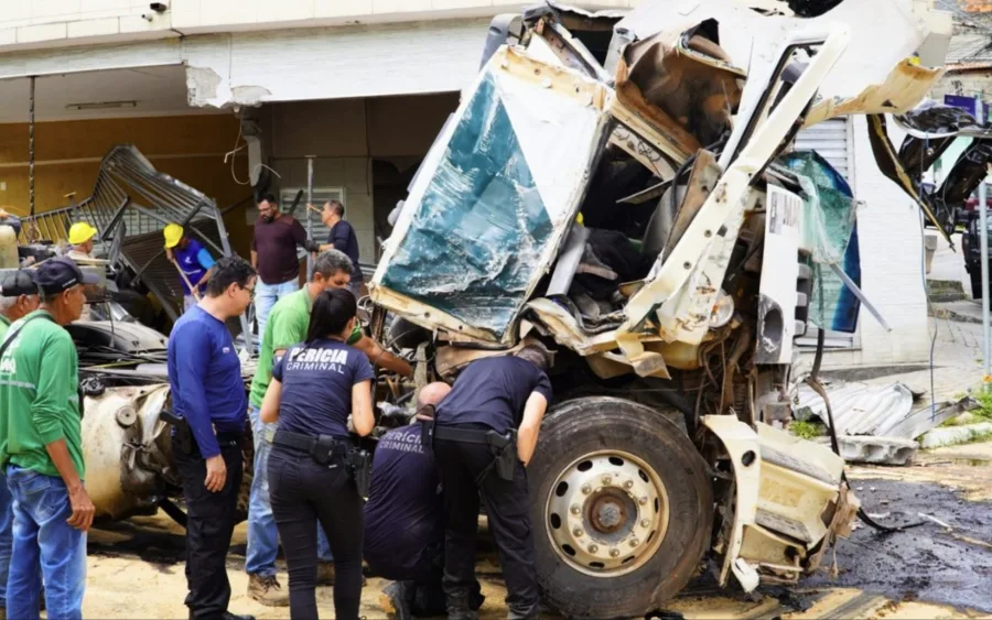 Depois da perícia, foi realizada a remoção do caminhão e iniciada a limpeza da via.