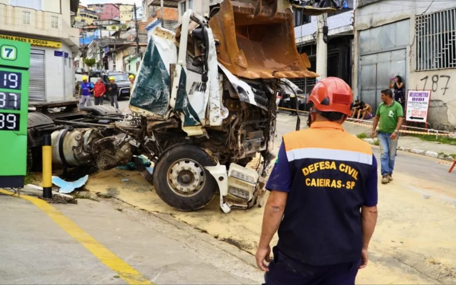Caieiras: Defesa Civil atua; caminhão é removido após perícia e via é limpa