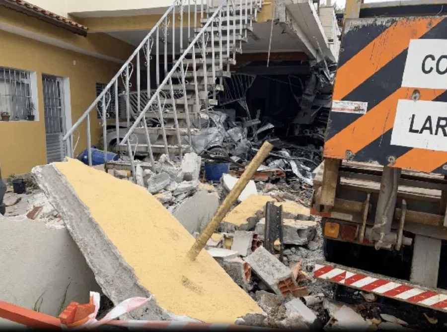 Carreta perde o freio, destrói muro e atinge ônibus escolar em Caieiras