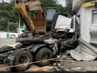 Carreta perde freio em ladeira e destrói casa em Caieiras; carro e muro ficam em escombros