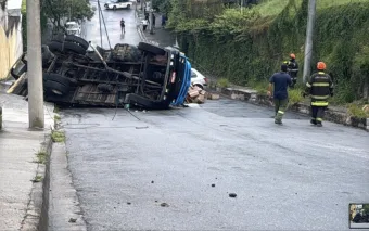 Caminhão perde força em ladeira, desce de ré e derruba parte da carga na Rua Danilo Valbuza, em Laranjeiras