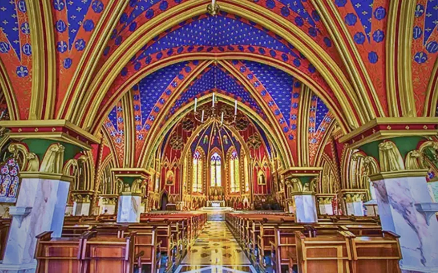 A Basílica Nossa Senhora do Rosário é descrita no material como um templo em estilo neogótico, localizado no alto da serra e mantido pela Associação Arautos do Evangelho.