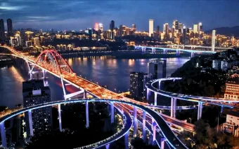 Chongqing vira cidade em camadas: metrô cruza prédio e ruas mudam de nível na China à noite