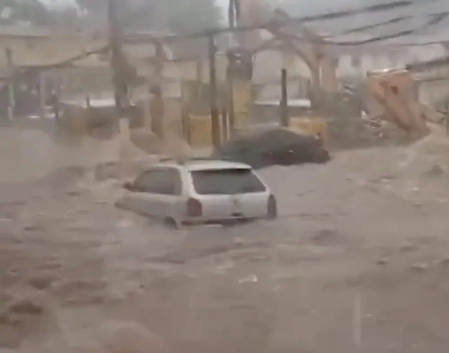 Chuva intensa avanca com frente fria, gera alerta laranja no domingo e vermelho na segunda, eleva risco de alagamentos, deslizamentos e transito travado em Sao Paulo e litoral.