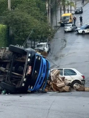 Acidente em Caieiras: Caminhão tomba com carga no bairro Laranjeiras