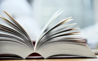 Leitura longa, nota alta: estudo aponta que páginas “de verdade” puxam o desempenho em matemática e ciências