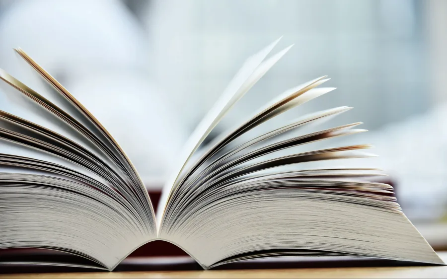 Leitura longa, nota alta: estudo aponta que páginas “de verdade” puxam o desempenho em matemática e ciências