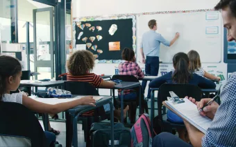 Professores de Caieiras cobram revisão do plano de carreira e criticam cursos por pontuação na rede