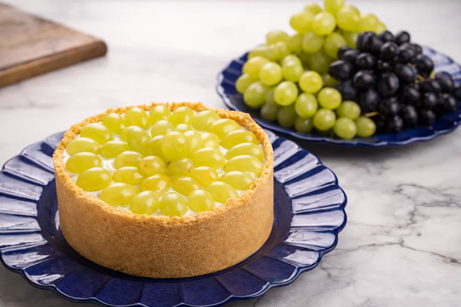 Torta de Leite Ninho com uva domina as mesas e o truque do papel-toalha muda o corte na hora