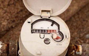 Conta de água dispara em Caieiras após troca de hidrômetros e moradores cobram revisão da Sabesp