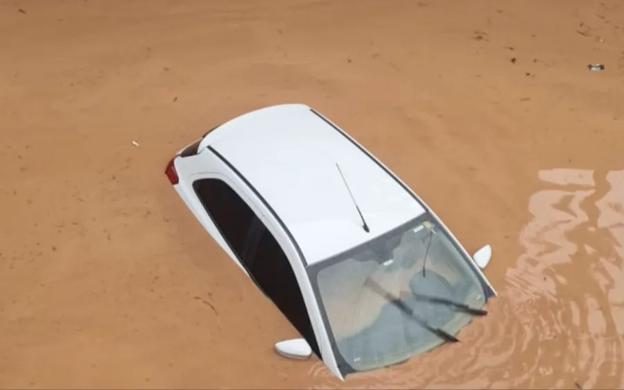 A chuva forte do último domingo voltou a expor um problema antigo em Caieiras. Ruas alagadas, veículos ilhados e moradores tentando salvar o que podiam em meio à água que subia rápido.