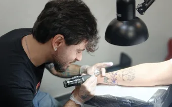 Naji Tattoo transforma virada de vida em estúdio familiar e consolida nome na cena da tatuagem