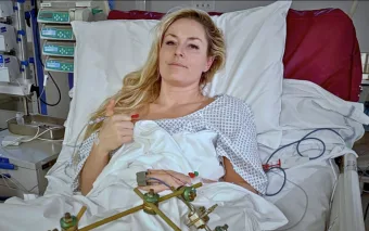 Lindsey Vonn recebe alta após queda grave e anuncia nova cirurgia
