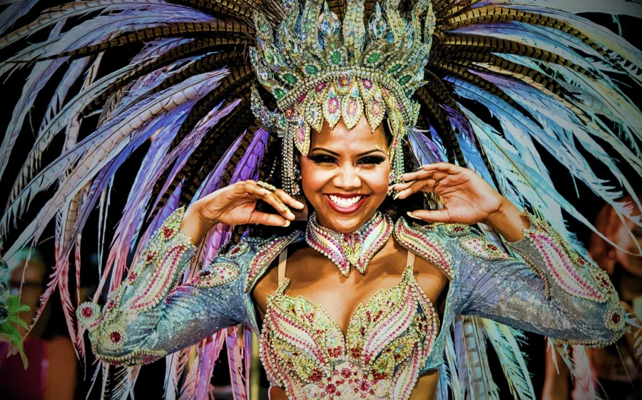 A escola campeã do Carnaval 2026 de São Paulo será conhecida nesta terça-feira (17), durante a leitura oficial das notas no Sambódromo do Anhembi. A apuração consolida os desfiles do Grupo Especial realizados na sexta-feira (13) e no sábado (14) e revela, décimo a décimo, quem erguerá o troféu máximo da folia paulistana.