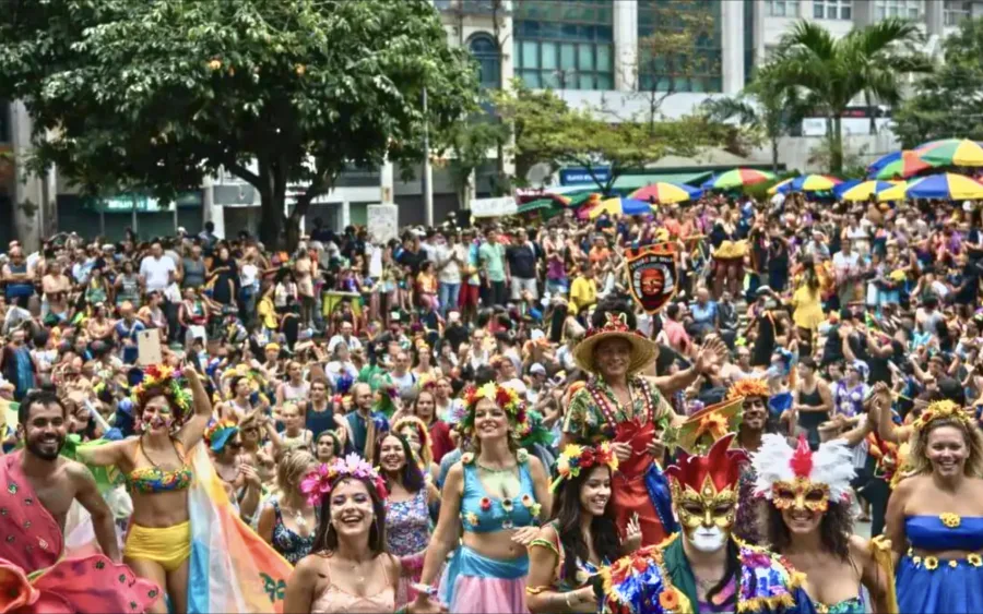 Carnaval 2026 acelera turismo estrangeiro e lota estradas: o que muda para quem vai dirigir entre 14 e 18 de fevereiro