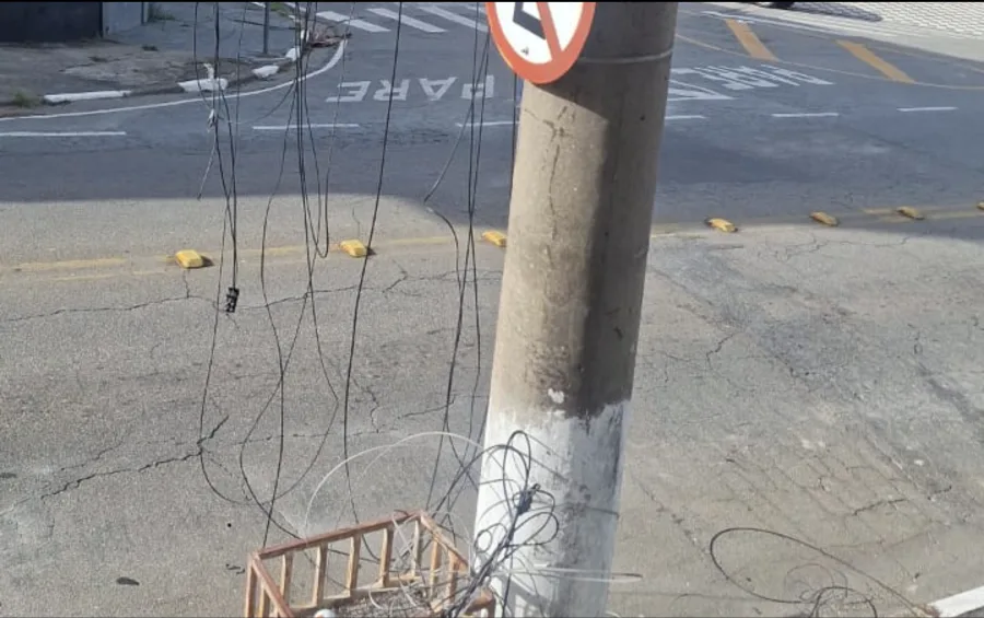 Fios caídos e pendurados assustam moradores na Rua Uruguai; situação teria começado após possível rompimento por veículo