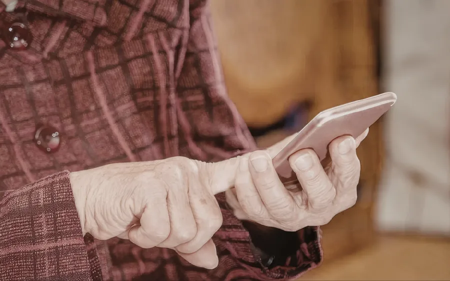 Uma instituição financeira foi condenada a ressarcir uma cliente idosa vítima de fraude após o gerente da agência auxiliar presencialmente na realização de transferências consideradas atípicas e de alto valor. A decisão reconheceu falha na prestação do serviço e reforçou o dever de vigilância das instituições bancárias em operações sensíveis.