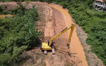 Prefeitura de Caieiras intensifica limpeza e desassoreamento de rios e córregos para reduzir risco de enchentes em dias de chuva