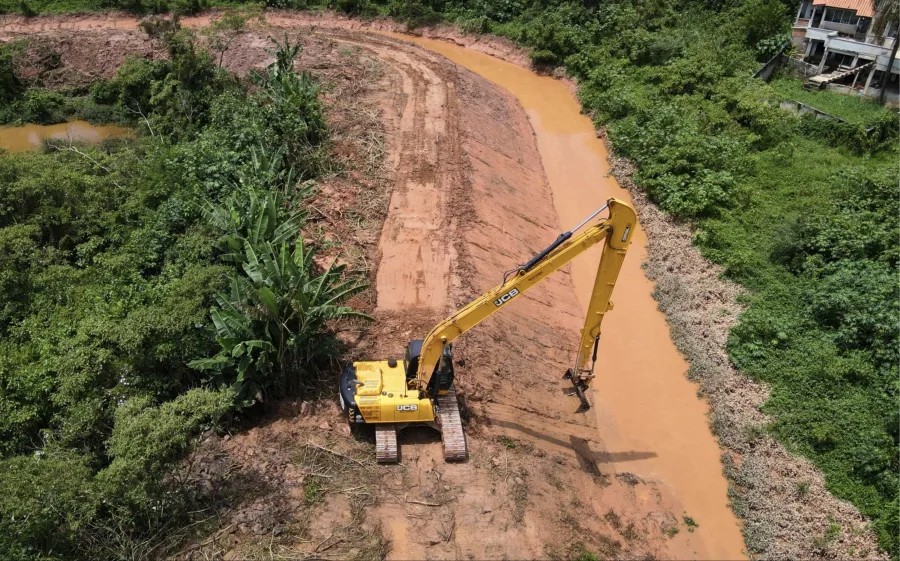 Prefeitura de Caieiras intensifica limpeza e desassoreamento de rios e córregos para reduzir risco de enchentes em dias de chuva