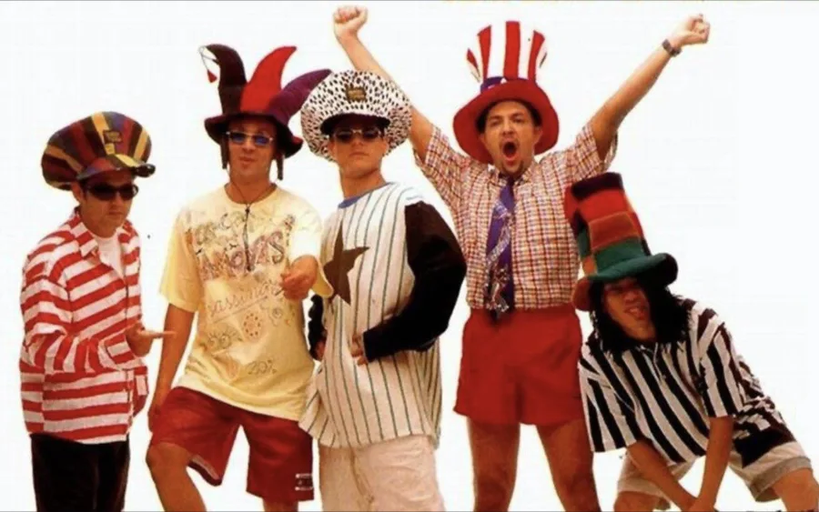 A exumação quase 30 anos depois não reabre feridas; ela consolida uma homenagem diferente. A ideia de um memorial vivo sugere continuidade. Árvores crescem, criam raízes, dão sombra. É um gesto que combina com a própria essência da banda: algo inesperado, fora do padrão, mas cheio de significado.