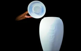 Spotify e Liquid Death lançam urna com alto-falante por US$ 495 e transformam playlist em legado