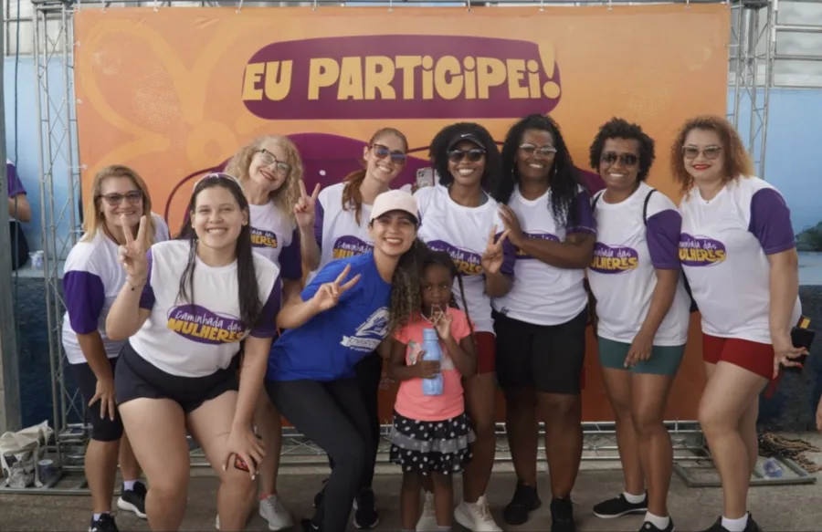 Participantes percorrem ruas do centro durante a 3ª Caminhada das Mulheres, realizada em Caieiras em celebração ao Dia Internacional da Mulher.