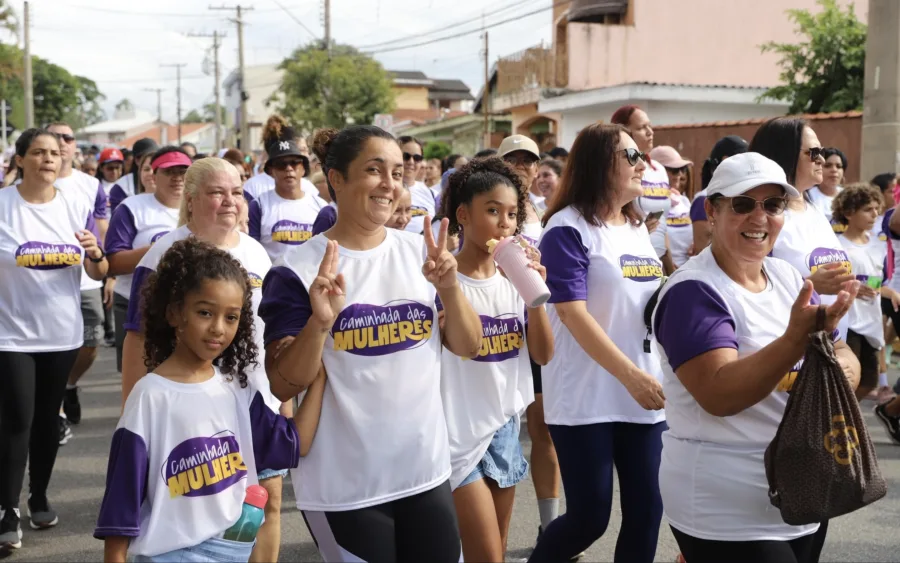 Moradores e famílias participaram da Caminhada das Mulheres, evento que reuniu público nas ruas centrais da cidade neste domingo.