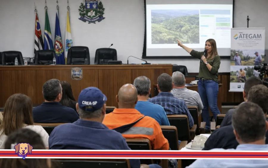 Curso destacou que Mairiporã, por estar em área de proteção ambiental, exige critérios mais rígidos. Licenciamento municipal agiliza processos, porém aumenta fiscalização e responsabilidade dos profissionais, além de intensificar a regularização de imóveis irregulares.