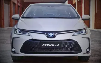 Toyota Corolla 2026 ganha versão híbrida mais acessível e tenta segurar avanço dos SUVs no Brasil