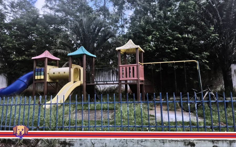 Parquinho no Sítio Aparecida vira alvo de denúncia e expõe abandono de espaço público em Caieiras