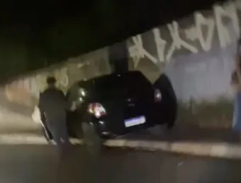 Acidente em Caieiras: carro derruba poste e muda rotina do transporte público na madrugada