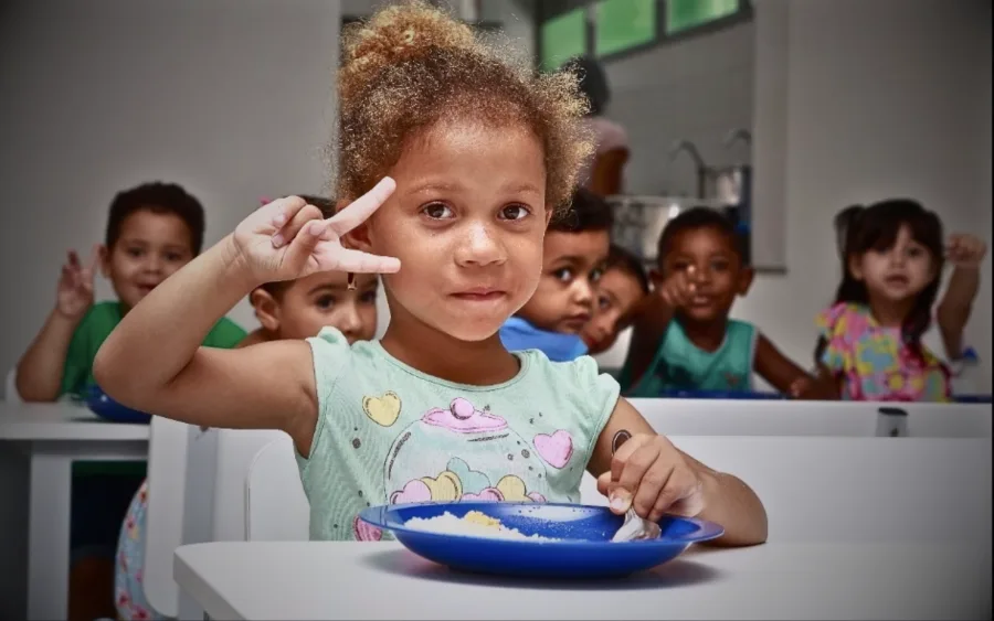 Para muitas famílias, o calendário de entrega dos kits influencia diretamente o orçamento doméstico. Enquanto aguardam o cronograma detalhado, parte dos responsáveis improvisa peças neutras para os primeiros dias de aula. A Prefeitura afirma que o planejamento logístico está em andamento e que a distribuição ocorrerá ainda neste mês.