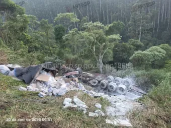 Acidente Bandeirantes Hoje 20/04/2026: Um caminhão caiu em uma ribanceira na Rodovia em Caieiras