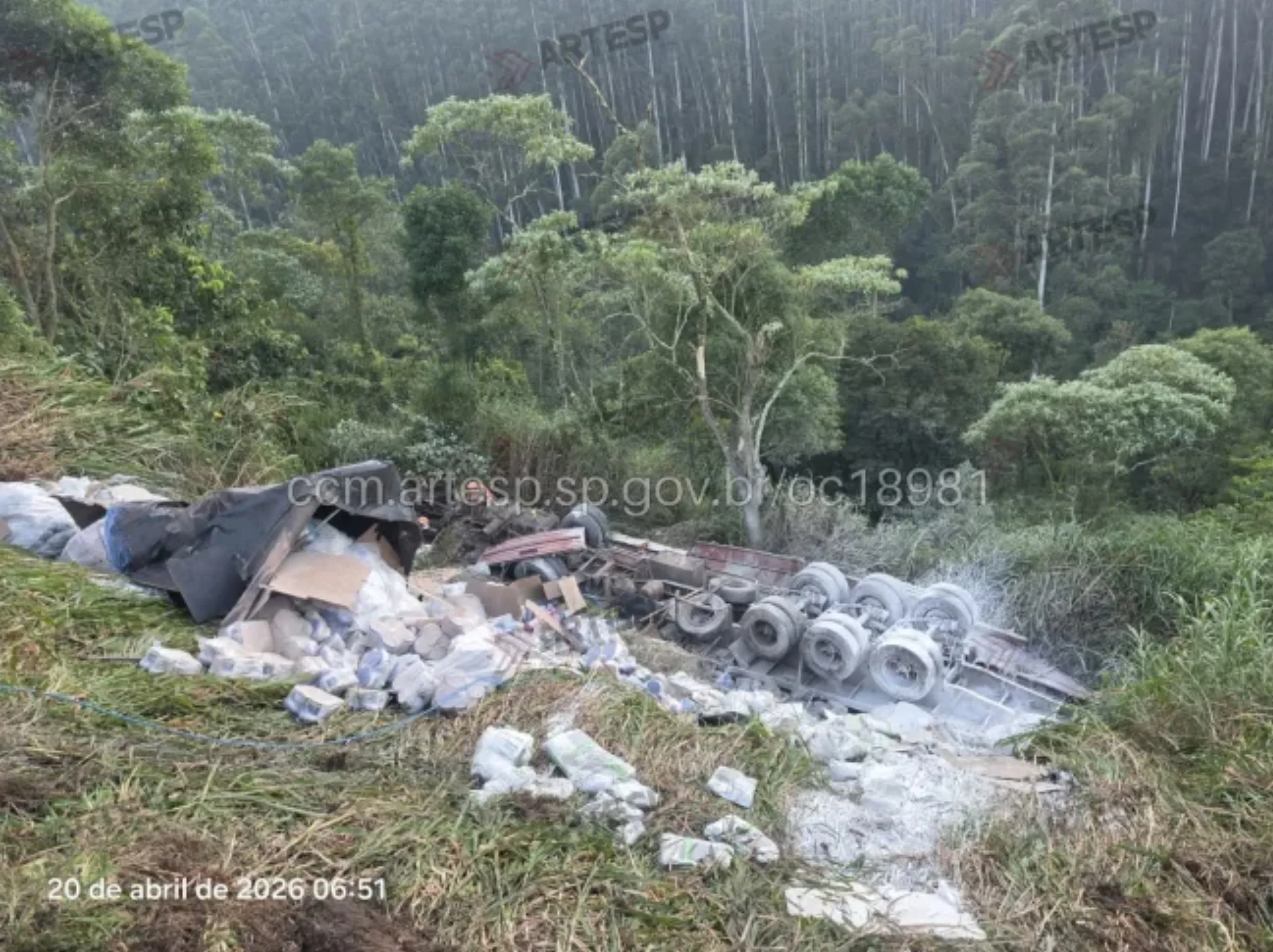 Acidente Bandeirantes Hoje 20/04/2026: Um caminhão caiu em uma ribanceira na Rodovia em Caieiras