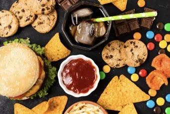 Alimentos ultraprocessados podem estar destruindo sua concentração sem você perceber, estudo revela o impacto escondido na sua rotina