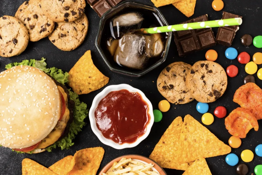 Alimentos ultraprocessados podem estar destruindo sua concentração sem você perceber, estudo revela o impacto escondido na sua rotina