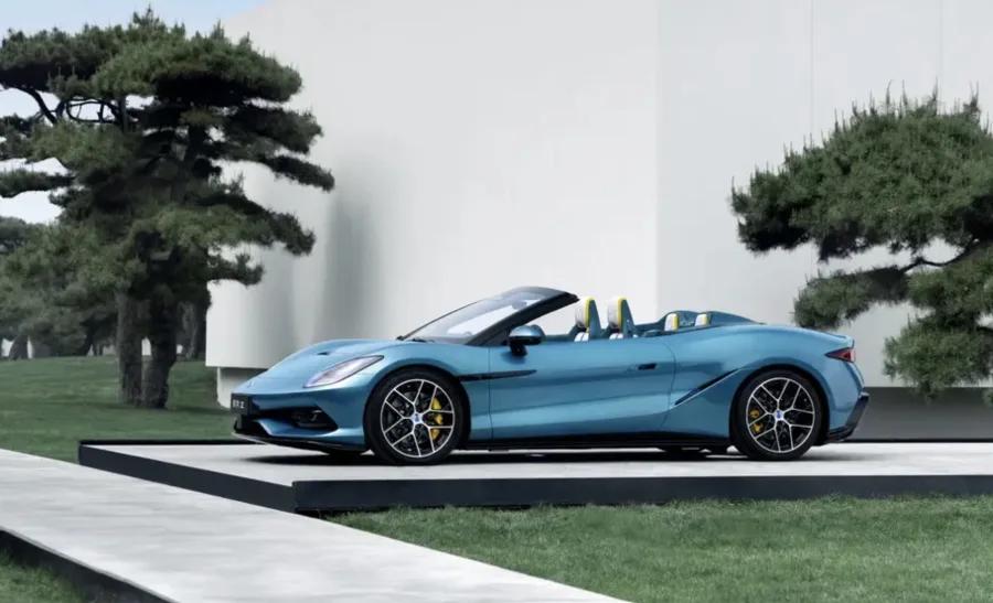 A proposta vai além da potência. O carro junta três motores, mais de 1.000 cv e tração integral, com resposta imediata ao acelerar e foco claro em desempenho extremo