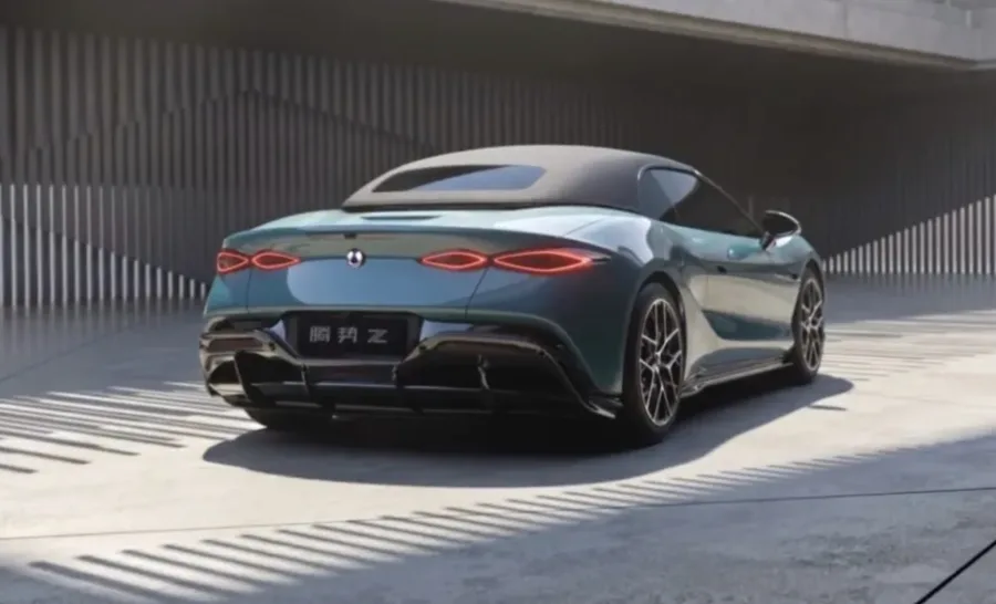 O visual mistura referências conhecidas, lembra esportivos europeus e reforça que a BYD quer disputar atenção fora da China com um produto global e agressivo