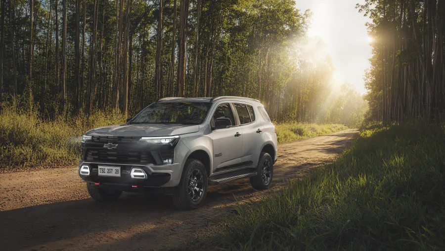 A Trailblazer Midnight segue a mesma linha, mas com foco familiar. É um SUV grande, com sete lugares, que mantém estrutura de carroceria sobre chassi.