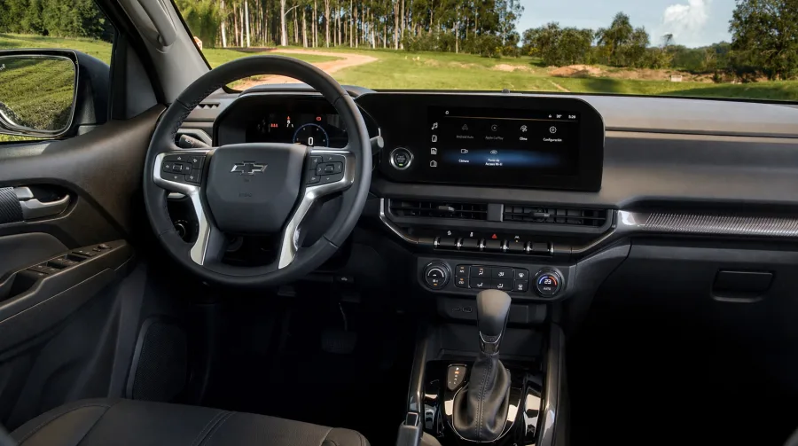 Por dentro, o ambiente mantém conforto, com bancos redesenhados e espaço para toda a família, sem abrir mão da proposta utilitária.