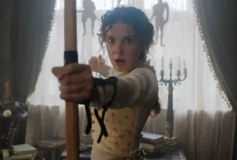 Netflix define estreia de Millie Bobby Brown em Enola Holmes 3 e leva trama para cenário internacional com novo desafio da protagonista